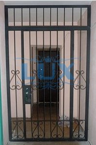 тамбурная решетчатая дверь черного цвета